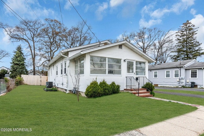 Building Photo - 1232 Pine Tree Way