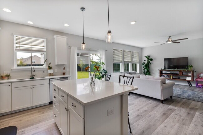 Building Photo - Lovely 4 Bedroom, 2 bath home in The Commons, Richmond Hill