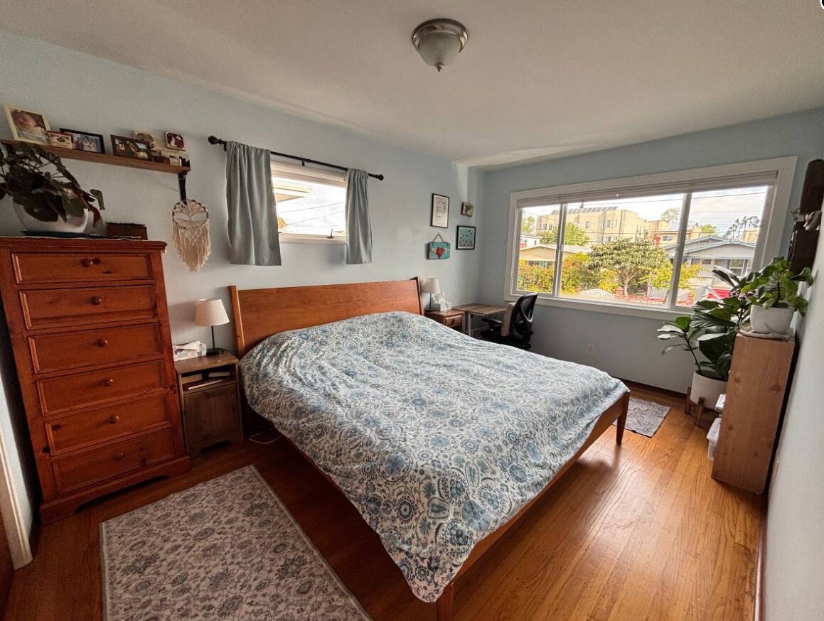 Master bedroom, King organic latex mattress - 1140 Addison St