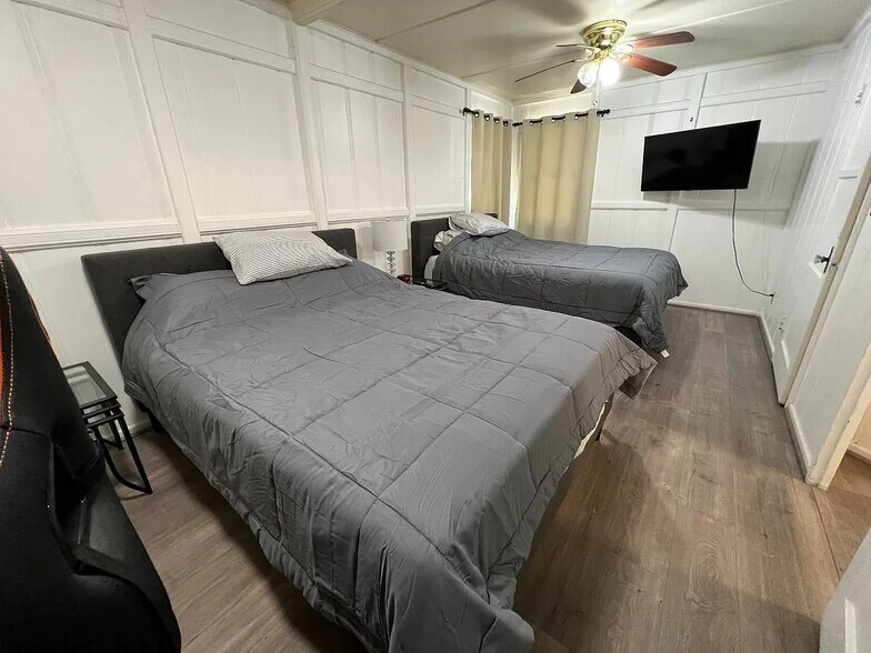 Building Photo - 8707 Golden Ridge Rd