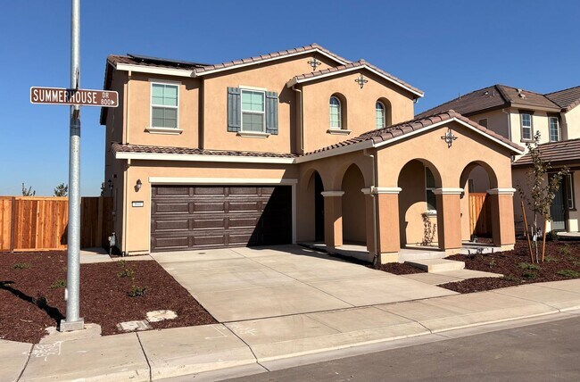 Building Photo - 2 WEEKS FREE RENT December Special - Beautiful 2 Story Home Ready To Be Home!