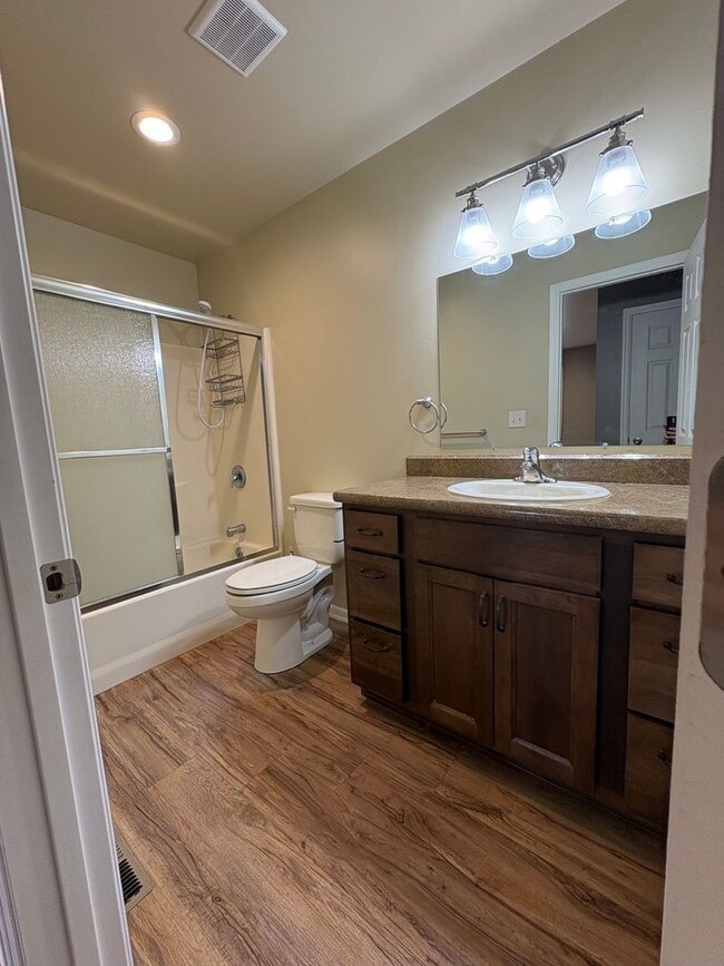 Building Photo - Well maintained 2 B 1 Bath West End Townhome