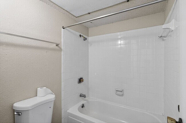 Building Photo - Charming 1BR Condo in Houston