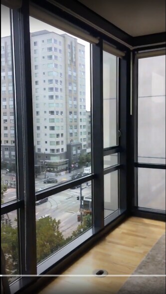 Floor to ceiling windows in large bedroom - 260 King St