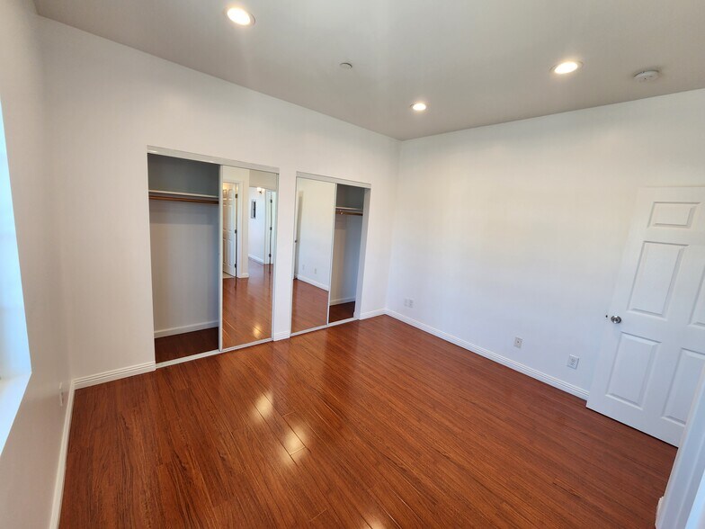 Building Photo - 1516 1/2 N Kingsley Dr