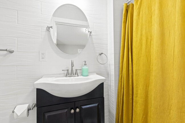 Building Photo - Modern Townhome in the Heart of Franklinton