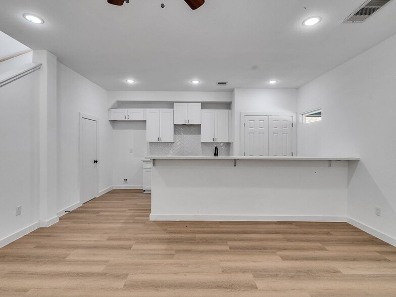 Building Photo - 1052 North Ln