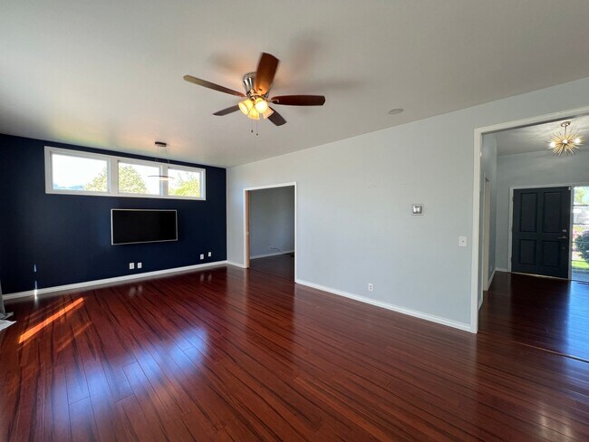 Building Photo - 1592 Kingston Way