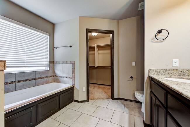 Building Photo - Spacious 3-Bedroom Home in Yukon – Modern ...
