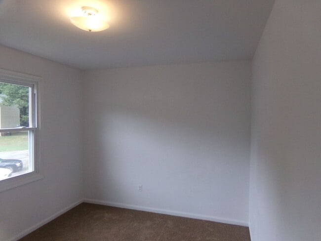 Building Photo - 2 BR Available in Prince George Commons To...
