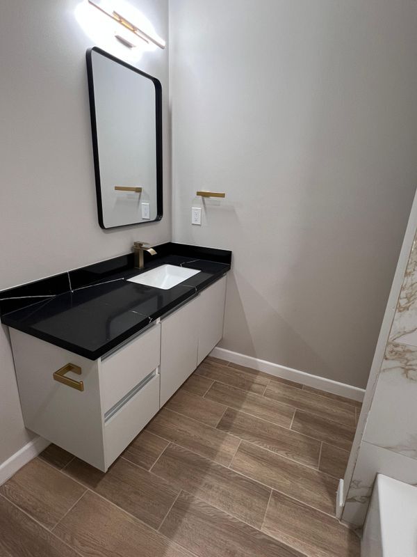 Building Photo - 810 Athol St