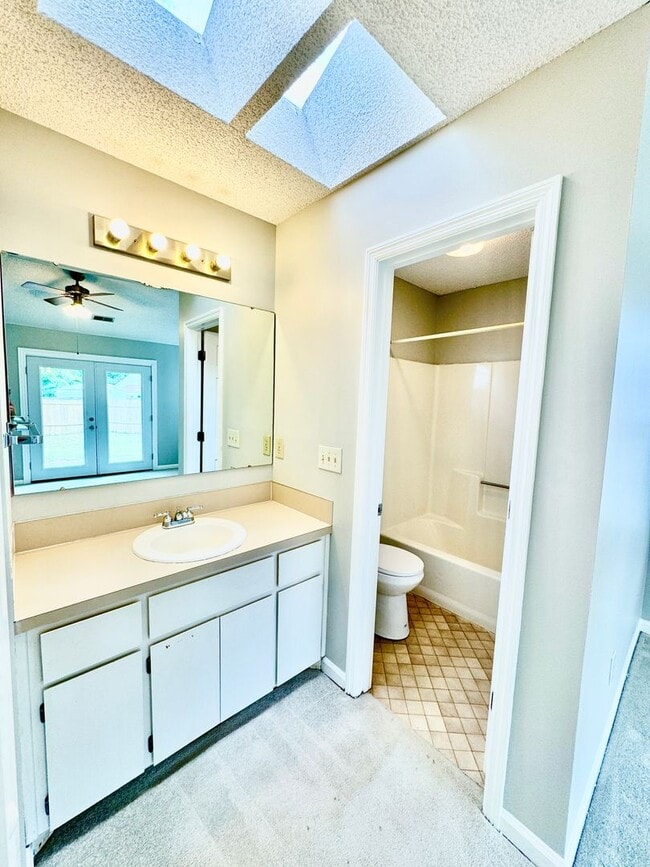 Building Photo - Charming two bedroom, two bathroom home at The Lakes in North Charleston!