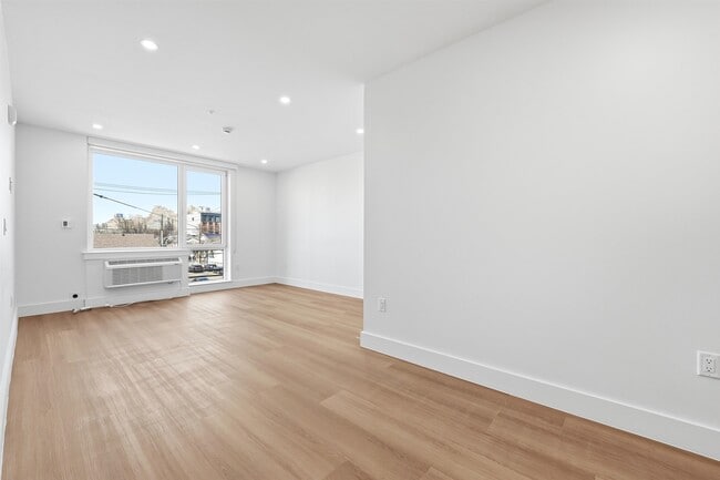 Building Photo - 337 Johnston Ave