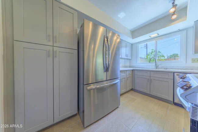Building Photo - 4558 N 15th Ave
