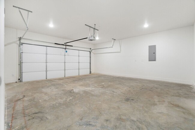 Building Photo - 2707 SW Shackleton Ave