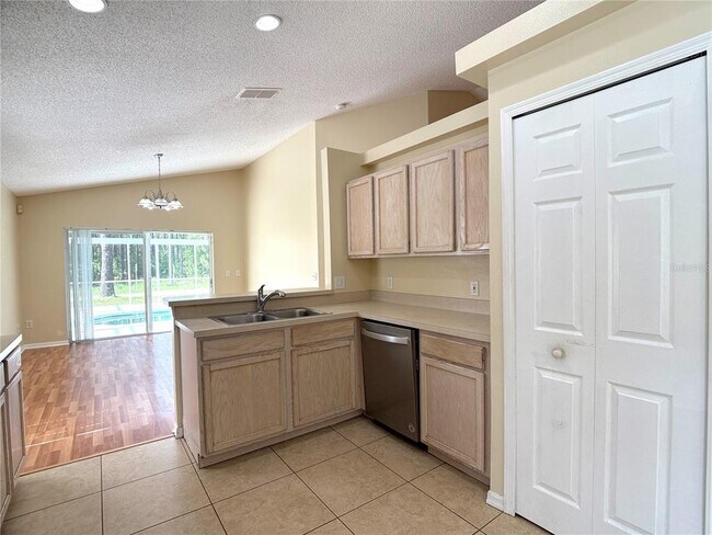 Building Photo - 526 Pine Cone Dr