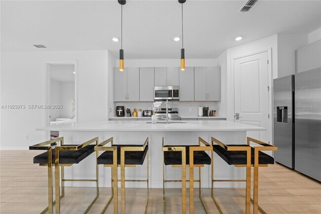 Building Photo - 2375 Lancashire St