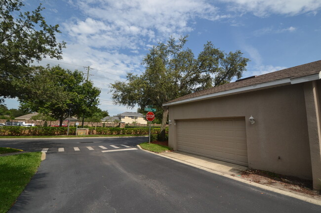 Building Photo - Gorgeous 4/3 Townhome in Oviedo ~ 2.5 Car ...