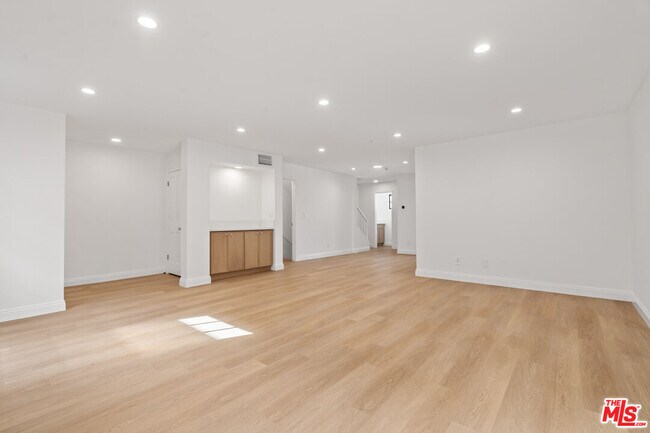 Building Photo - 2541 Stoner Ave