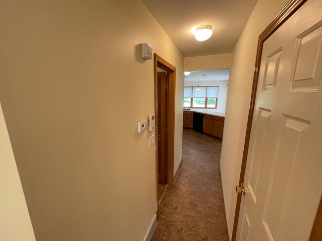 Building Photo - Spacious Home Ready to Rent! Don’t Miss Out!