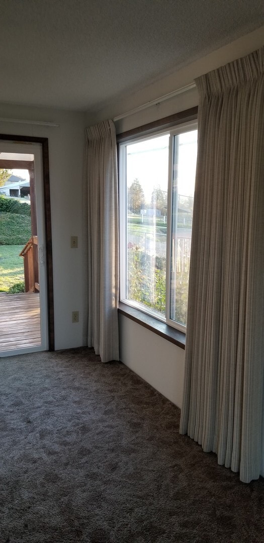 Building Photo - 3 bedroom, 2 bathroom home in well established neighborhood.