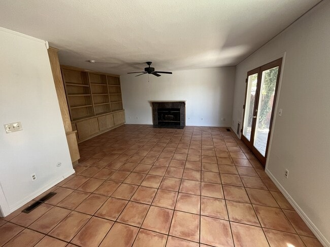 Building Photo - 511 Bluff Dr