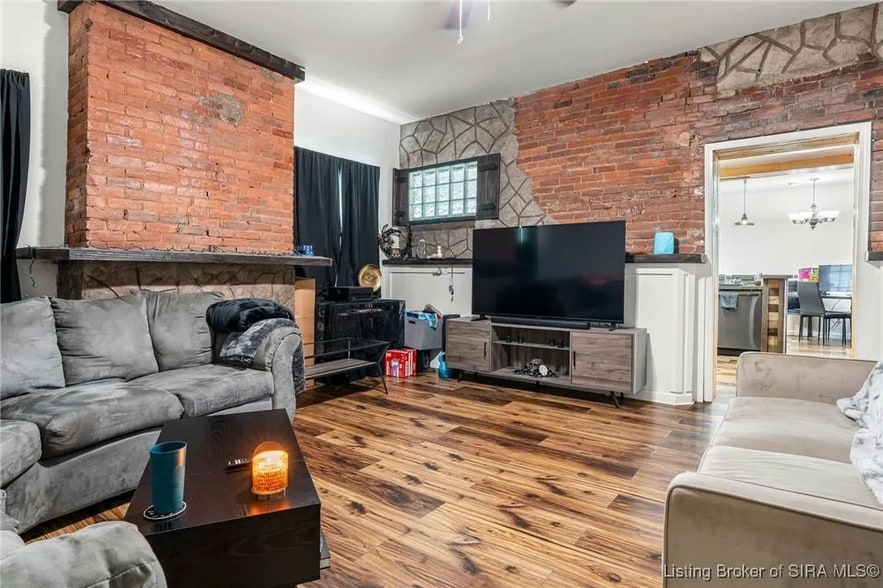 living room - 531 E Chestnut St