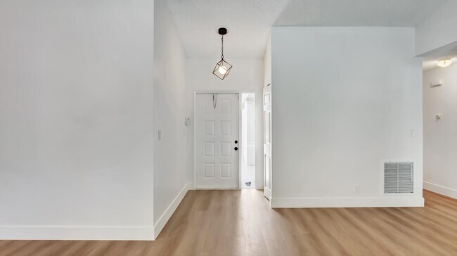 Building Photo - 20977 Country Creek Dr