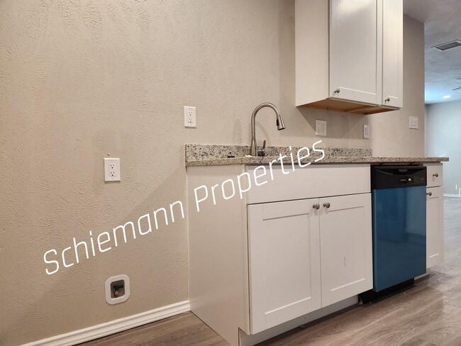 Building Photo - 202 N Getzendaner St