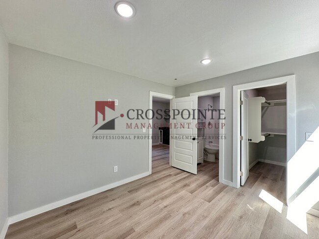 Building Photo - Spur 164 Units