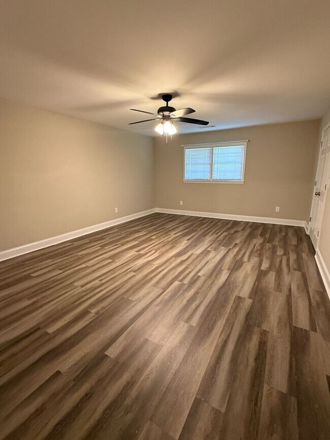 Building Photo - Charming 4 Bedroom Home located in Histori...