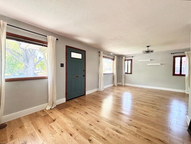 Building Photo - Beautiful Renovation in Liberty Wells!