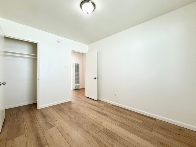 Building Photo - Refreshed 2 Bed/1-Bath Duplex Near Beach & Trails in Fairway Park