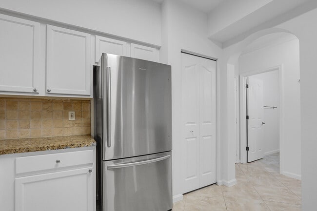 Building Photo - 826 Dakota Dr