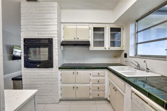 Building Photo - 2331 Flamingo Dr
