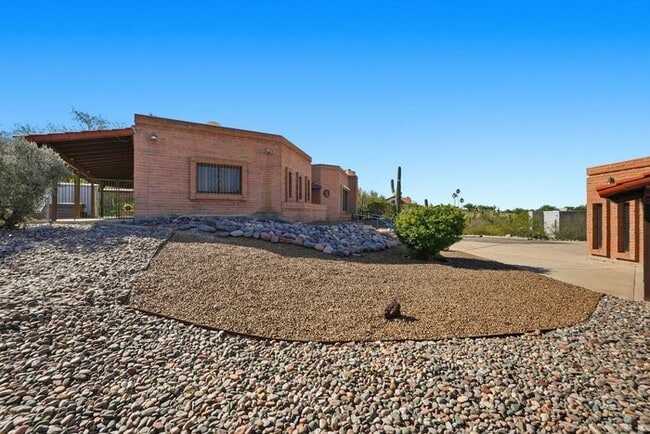 Building Photo - 770 N Lazy J Wy