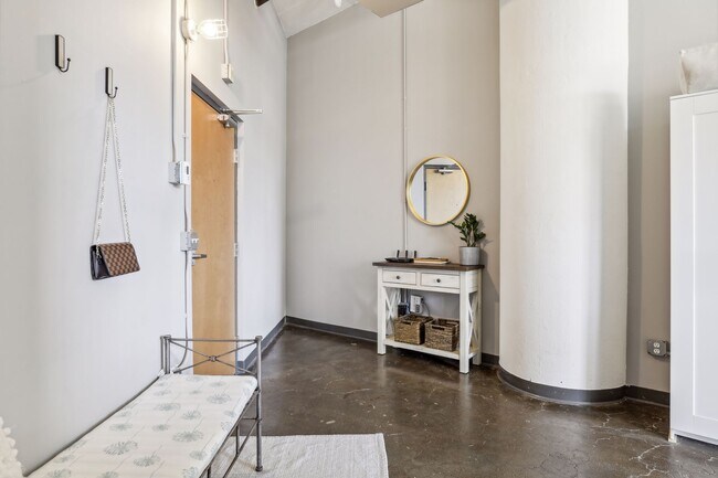 Building Photo - 500 Robert St N