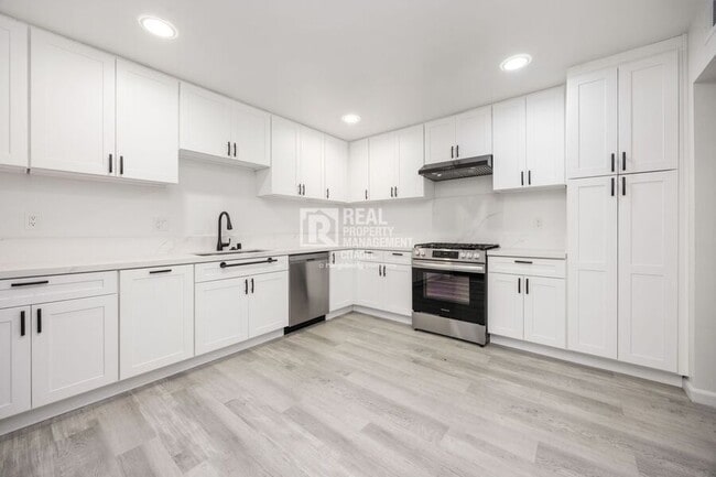 Building Photo - 963 Glencliff St