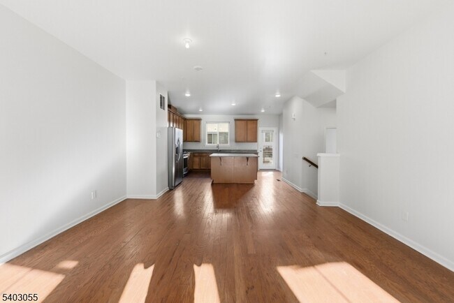 Building Photo - 6 Bond St