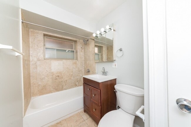 Building Photo - 4540 N Wolcott Ave