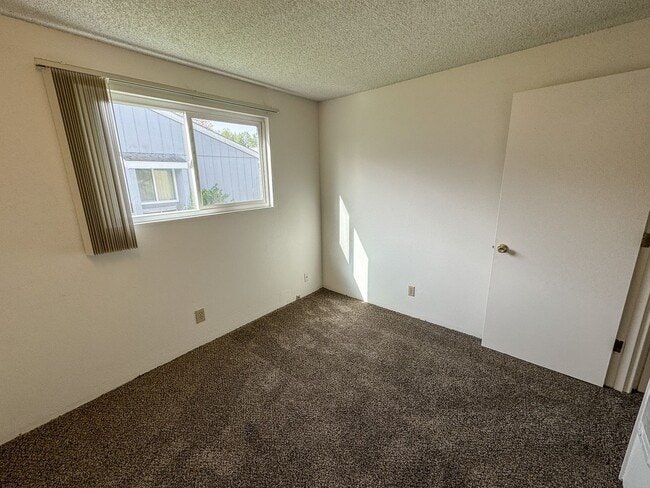 Building Photo - ANNETTE372-374