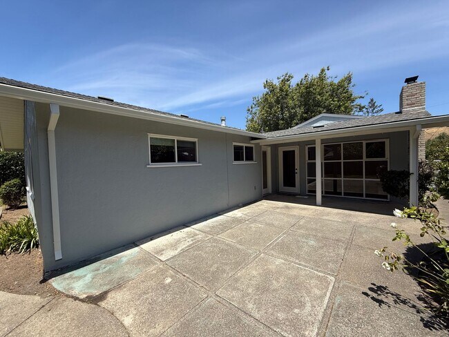 Building Photo - BEAUTIFULLY UPDATED SINGLE LEVEL 3BR/2BA HOME IN PRIME MILL VALLEY LOCATION