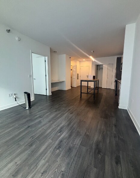 Building Photo - 225 W Hubbard St