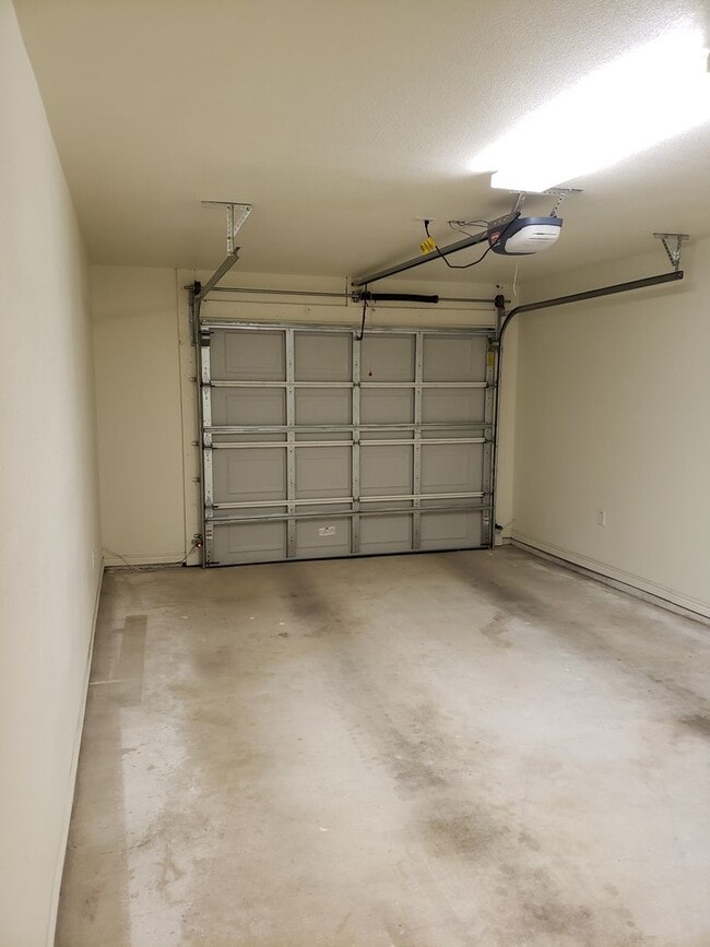 Building Photo - Spacious NISD home