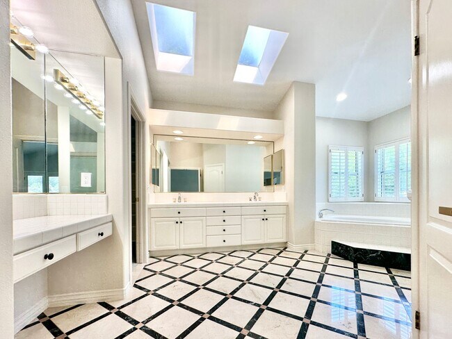 Building Photo - 4286 La Canada Rd