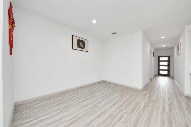 Building Photo - 7007 Fleetwood Crescent Wy