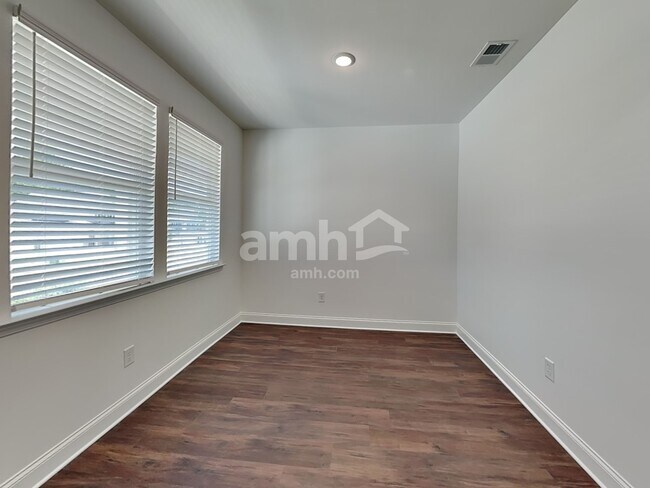 Building Photo - 108 Spruce Cir