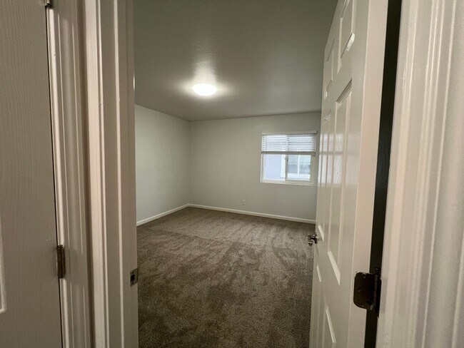 Building Photo - Newly updated 2 bedroom 1 bath unit