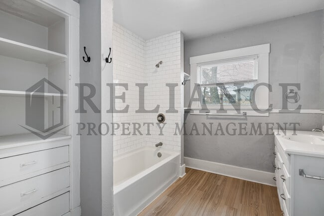 Building Photo - 3321 E Victor St