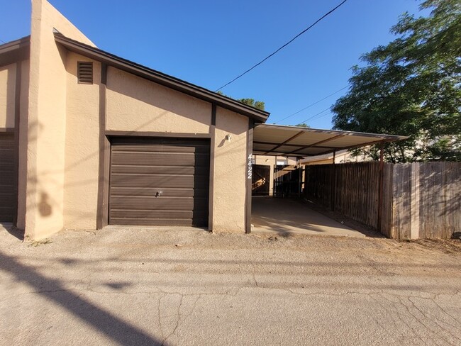 Building Photo - Spacious 3 bed 2 bath townhome!